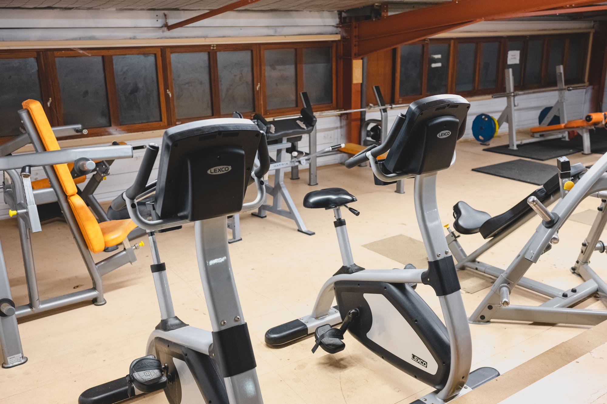 Le plateau de musculation et de cardio à l’étage : poids, machines, vélo et rameur.